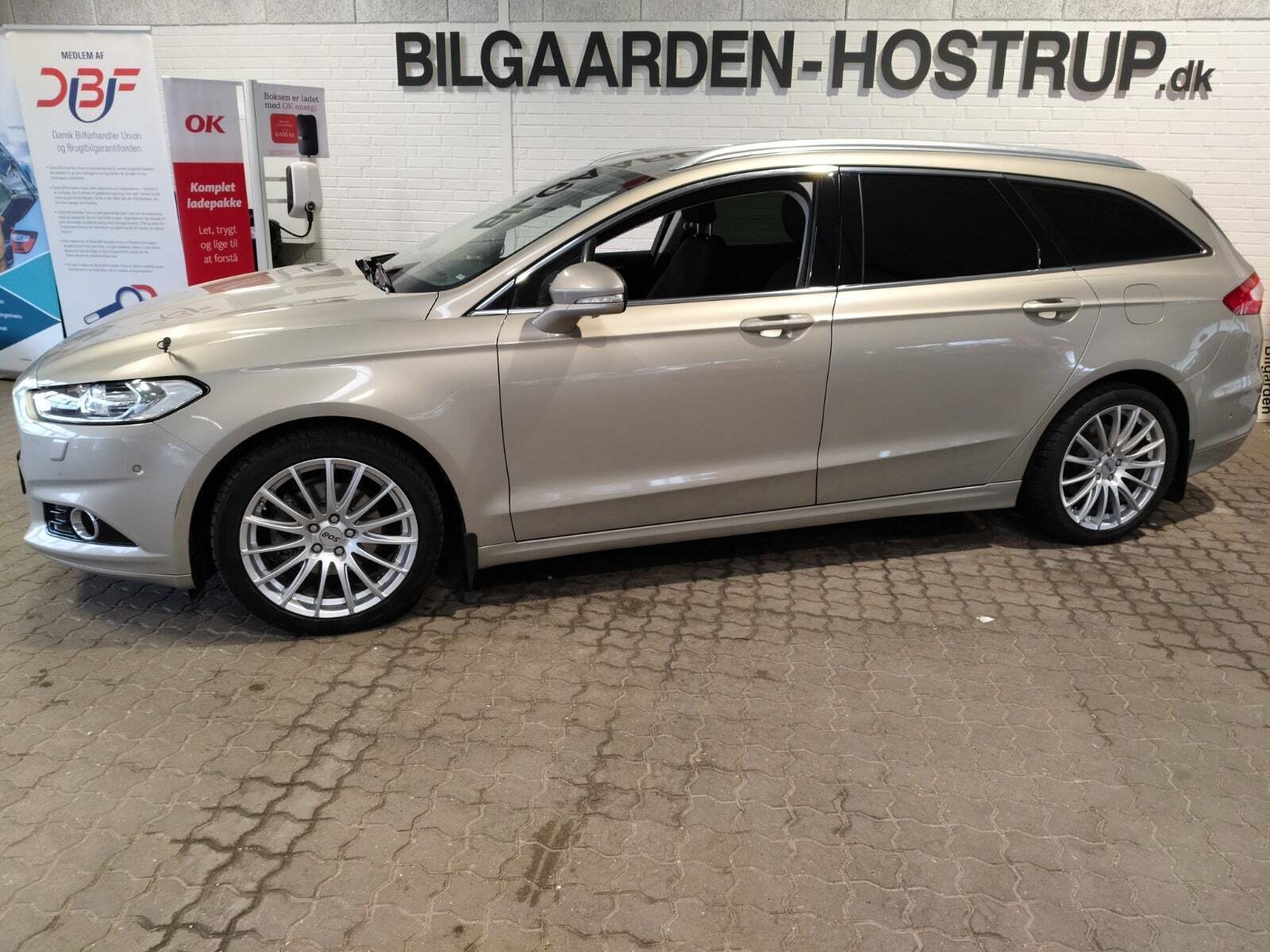 Orange Ford Mondeo fra 2015