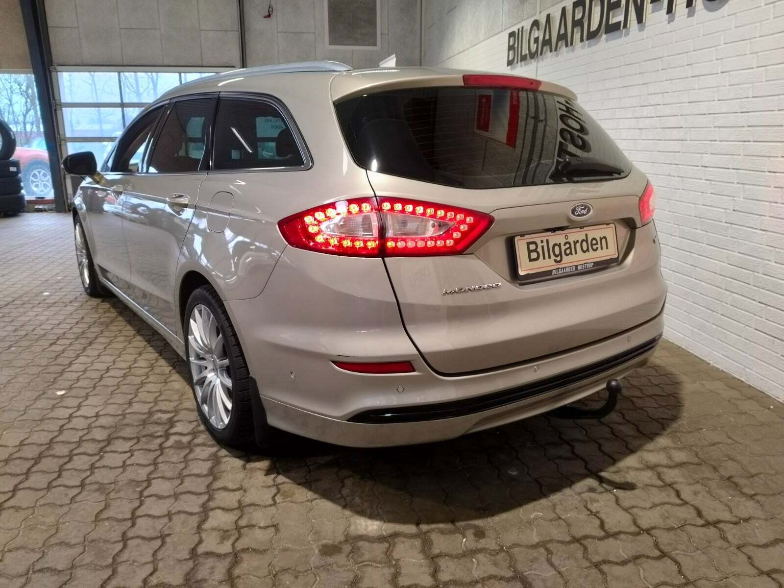Orange Ford Mondeo fra 2015