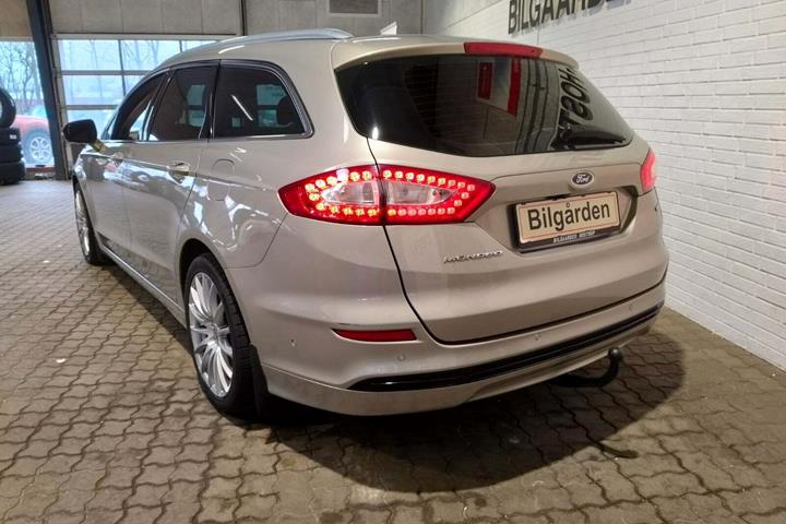 Orange Ford Mondeo fra 2015