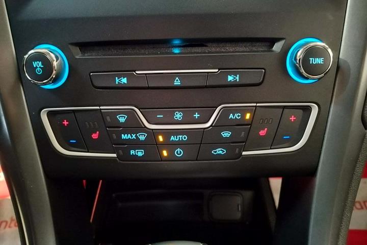 Orange Ford Mondeo fra 2015