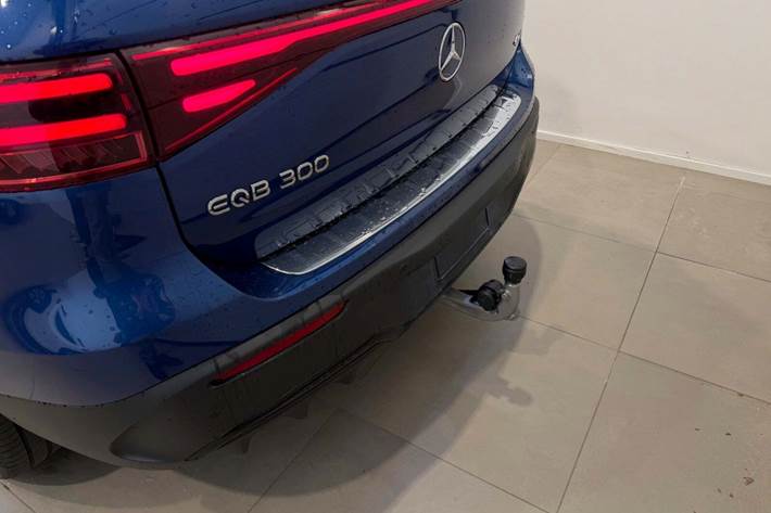 Blå Mercedes EQB300 fra 2025