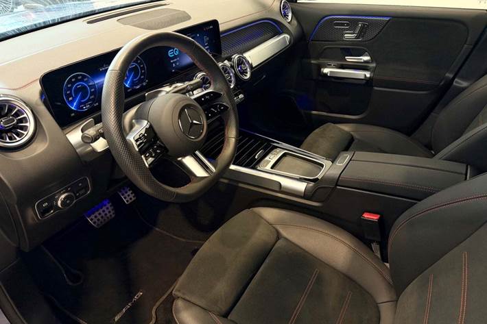 Blå Mercedes EQB300 fra 2025