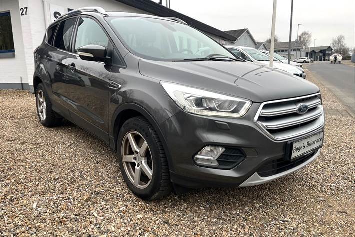 Grå Ford Kuga fra 2017