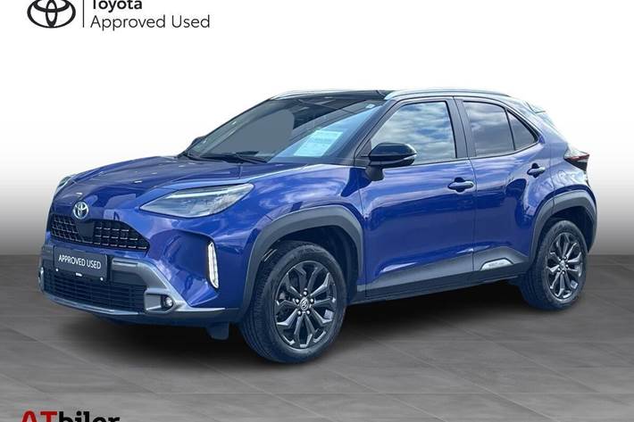 Blå Toyota Yaris Cross fra 2022 set udefra