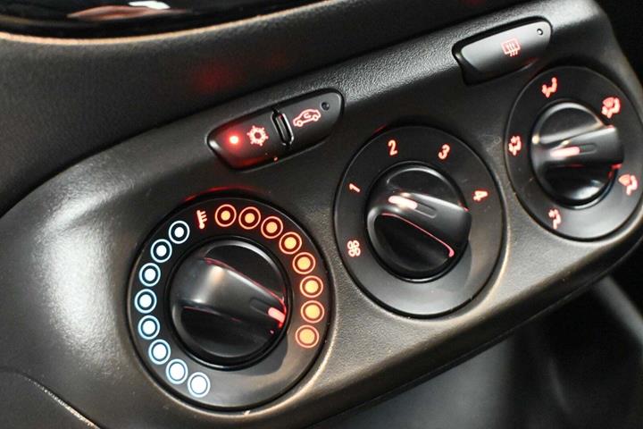 Blå Opel Corsa fra 2019