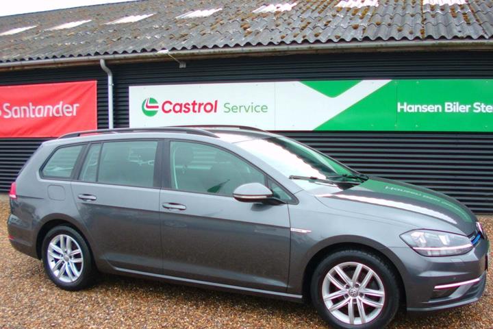 Sølv VW Golf VII fra 2018 set udefra