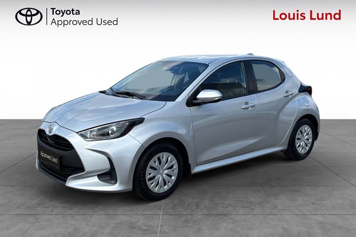 Grå Toyota Yaris fra 2021 set udefra