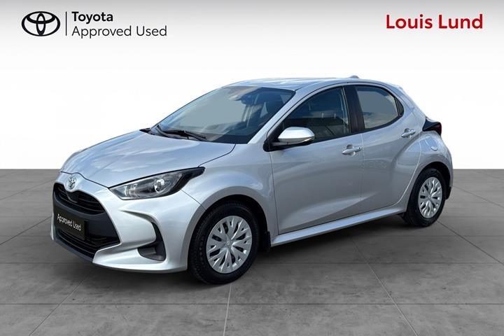 Grå Toyota Yaris fra 2021 set udefra