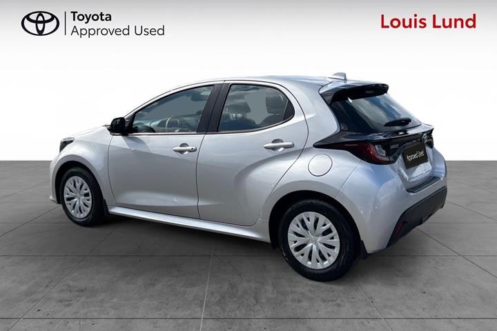 Grå Toyota Yaris fra 2021
