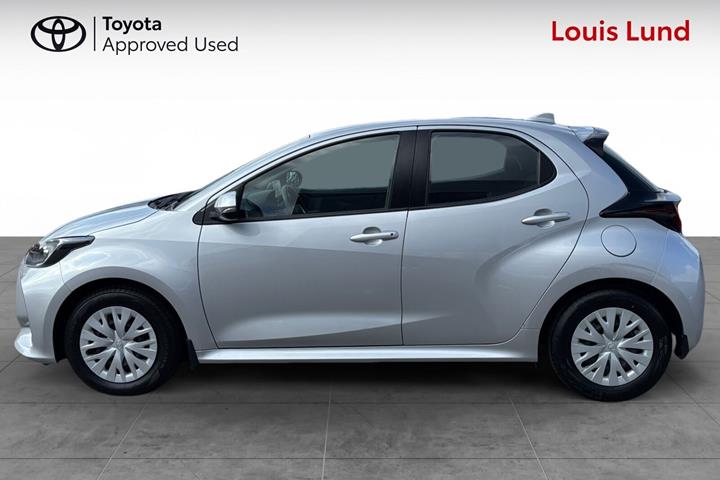 Grå Toyota Yaris fra 2021