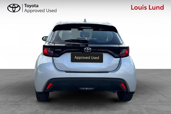 Grå Toyota Yaris fra 2021