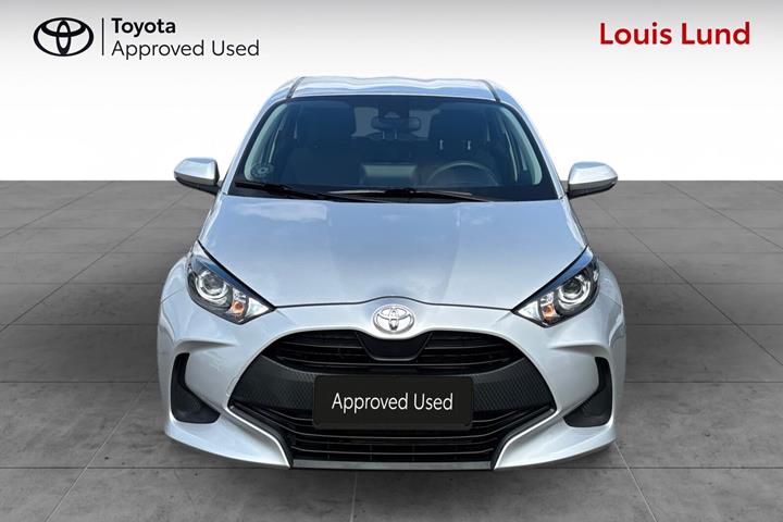 Grå Toyota Yaris fra 2021
