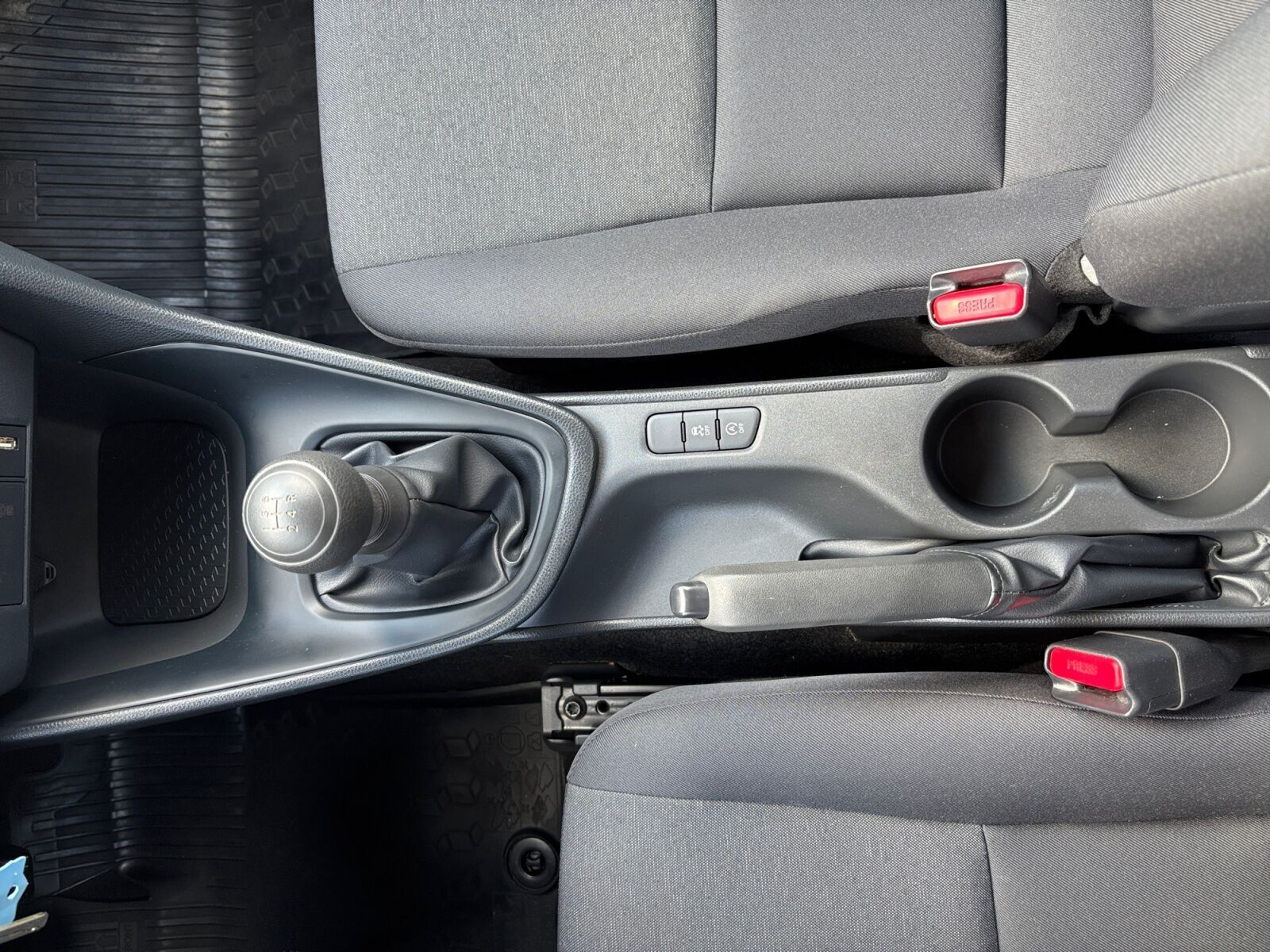 Grå Toyota Yaris fra 2021