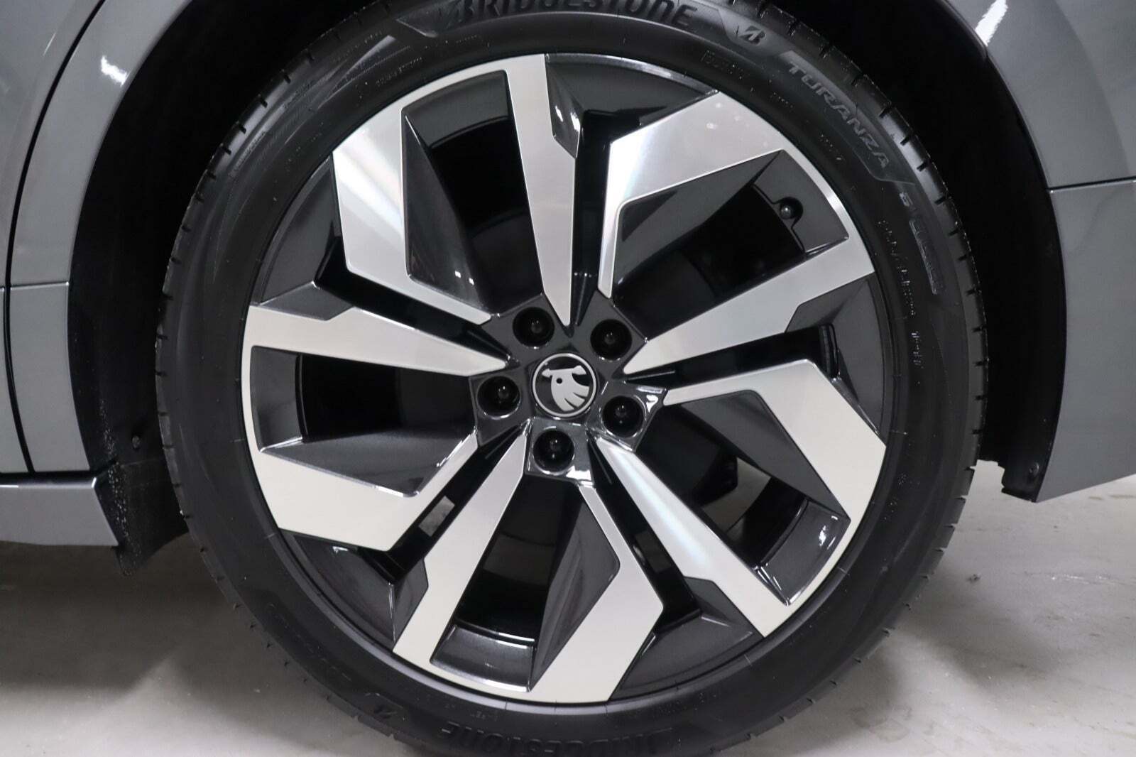 Grå Skoda Enyaq fra 2025