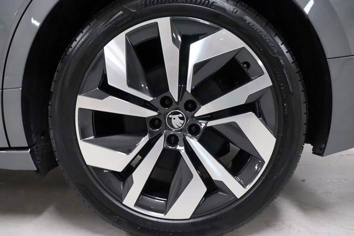 Grå Skoda Enyaq fra 2025