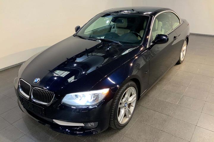 Sort BMW 325i fra 2011 set udefra