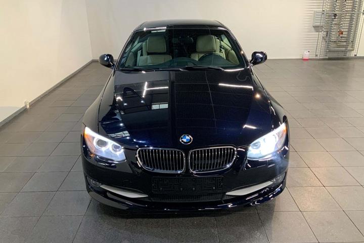 Sort BMW 325i fra 2011 set udefra