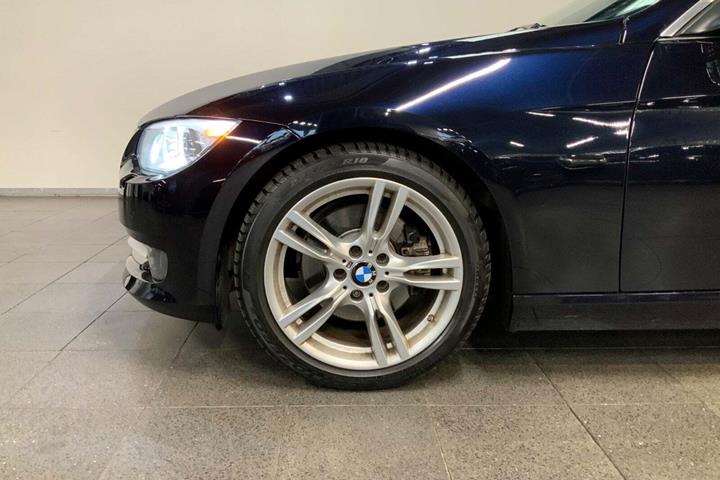 Sort BMW 325i fra 2011 set udefra
