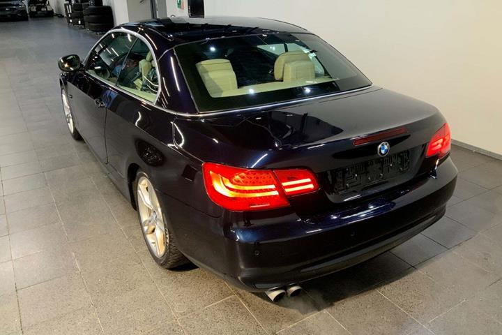 Sort BMW 325i fra 2011 set udefra