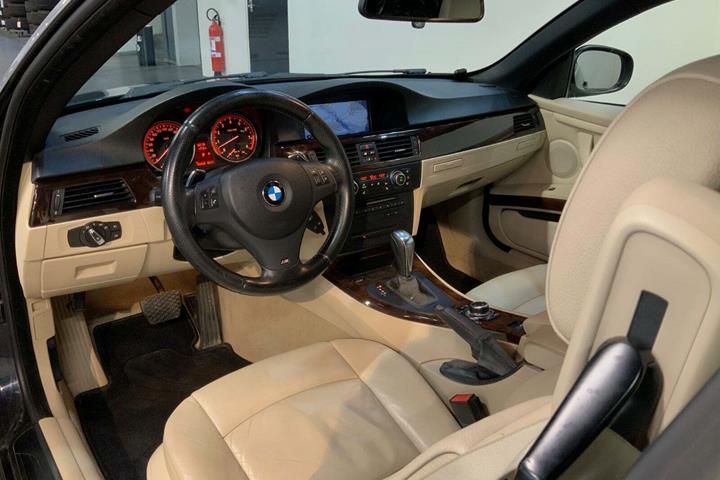 Sort BMW 325i fra 2011 set indefra