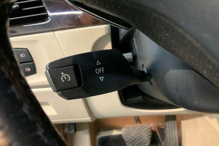 Sort BMW 325i fra 2011 set indefra
