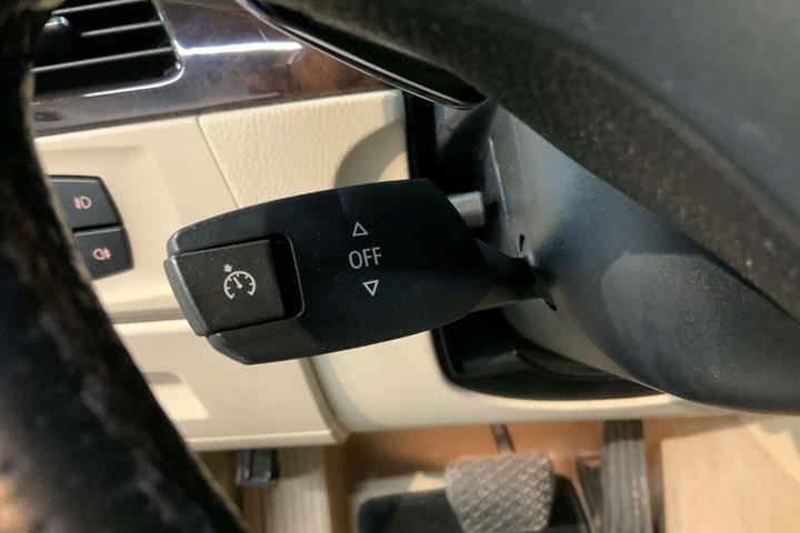 Sort BMW 325i fra 2011 set indefra