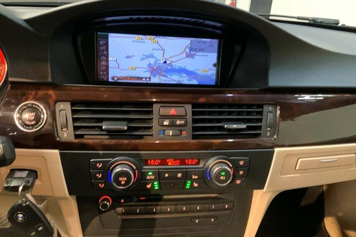 Sort BMW 325i fra 2011 set indefra