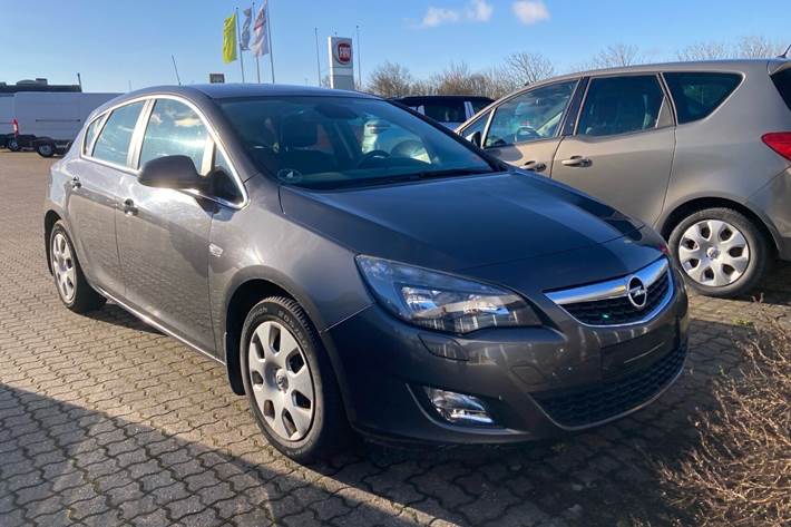 Sort Opel Astra fra 2012