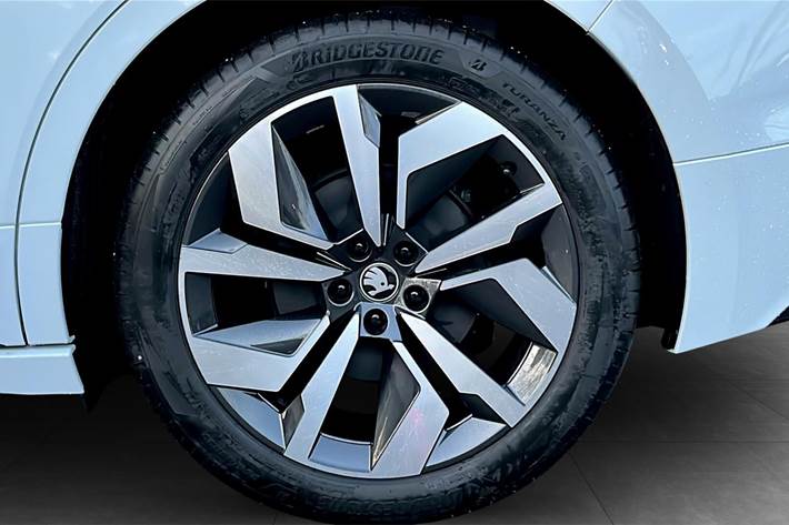 Hvid Skoda Enyaq fra 2025