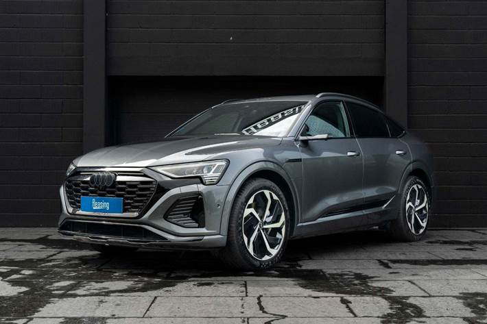 Grå Audi Q8 e-tron fra 2023