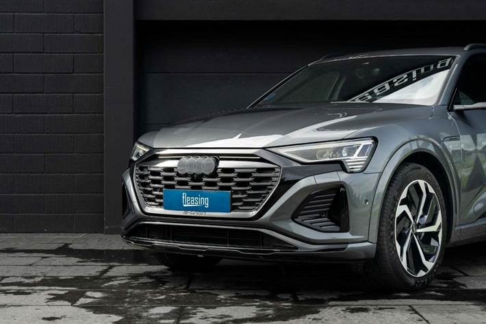 Grå Audi Q8 e-tron fra 2023