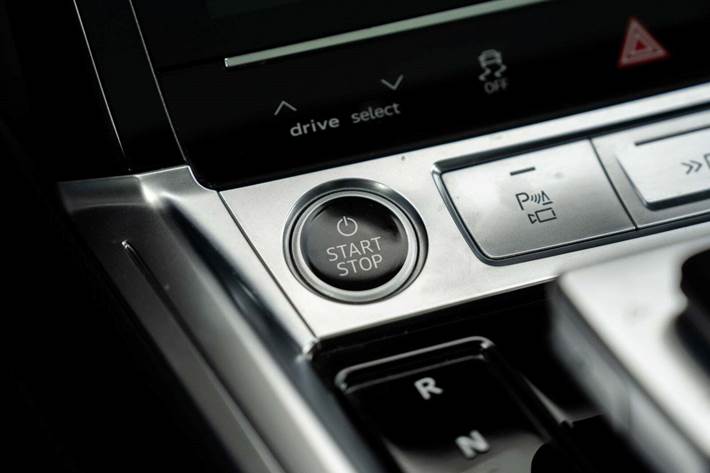 Grå Audi Q8 e-tron fra 2023