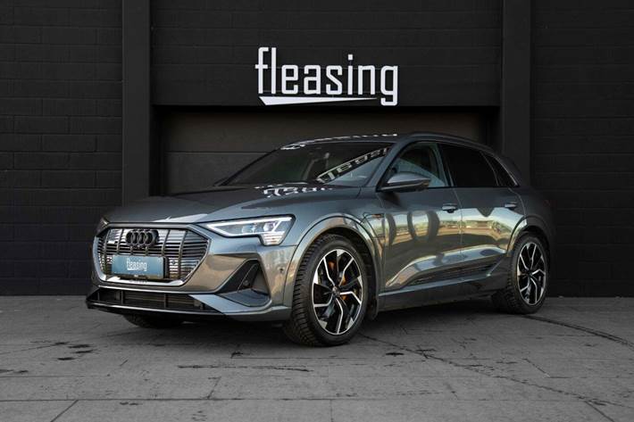 Grå Audi e-tron fra 2022