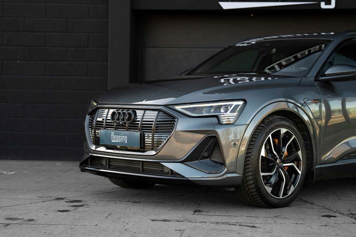 Grå Audi e-tron fra 2022