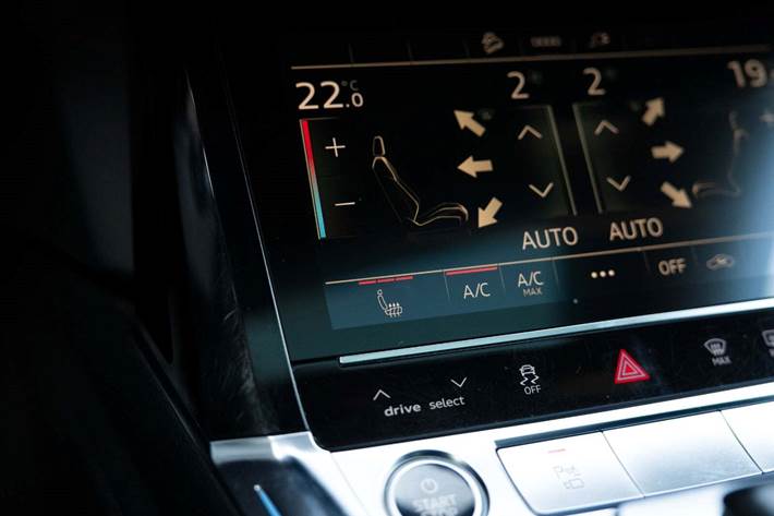 Grå Audi e-tron fra 2022