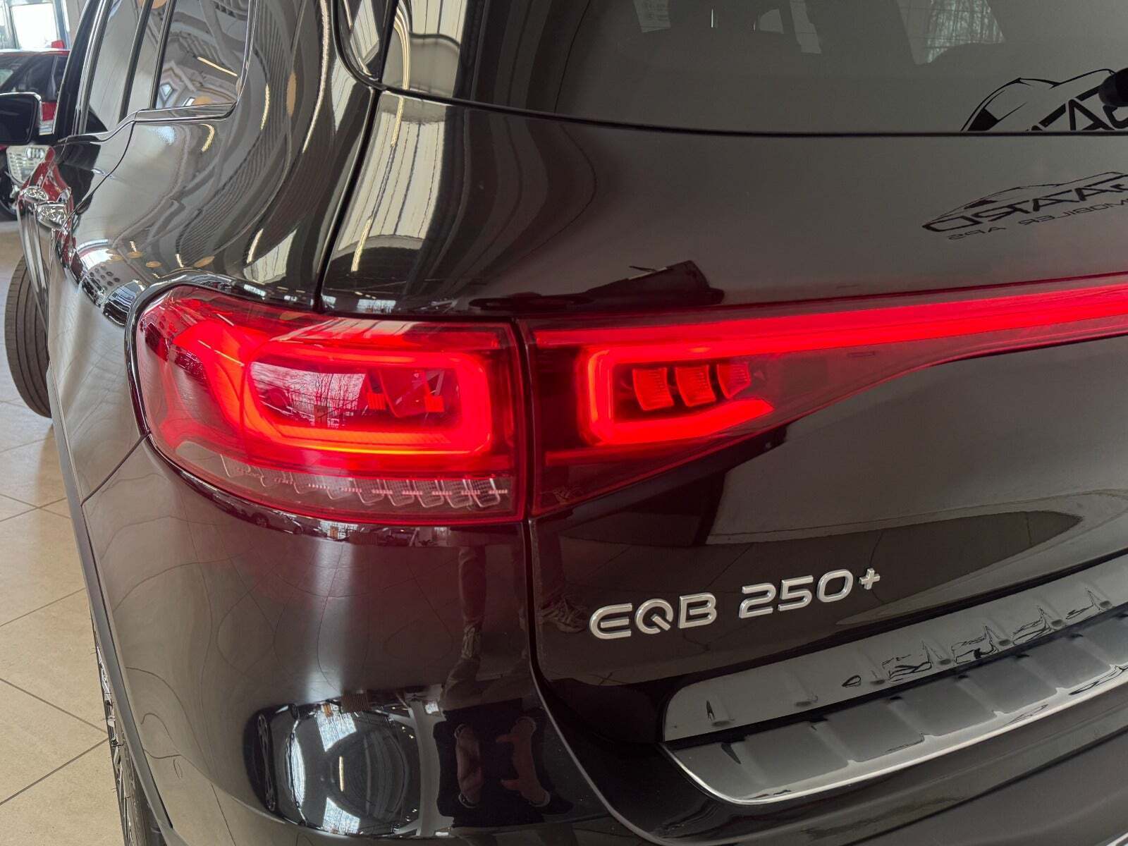 Sort Mercedes EQB250+ fra 2024