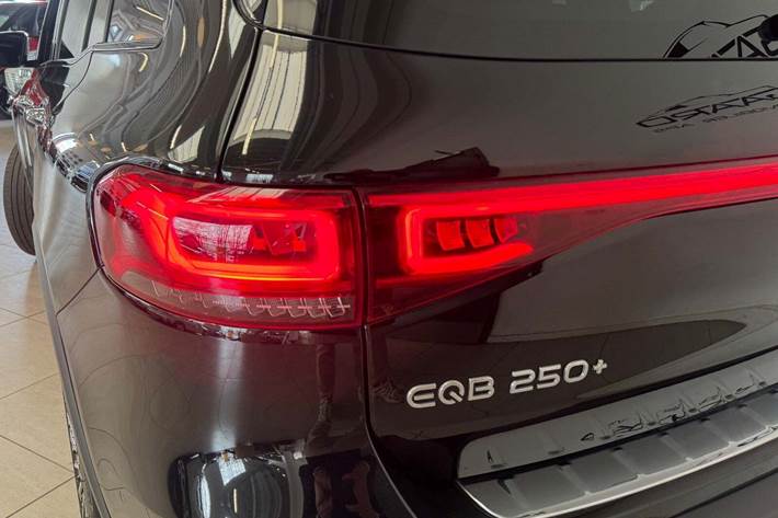 Sort Mercedes EQB250+ fra 2024