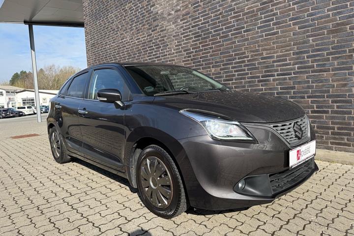 Grå Suzuki Baleno fra 2018 set udefra