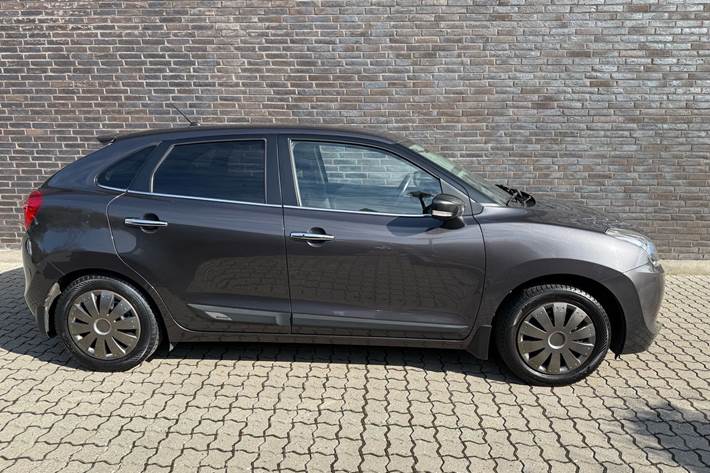 Grå Suzuki Baleno fra 2018