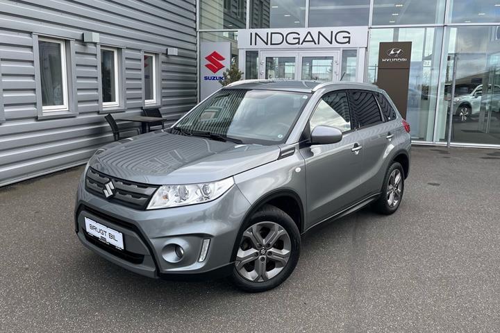 Grå Suzuki Vitara fra 2016 set udefra