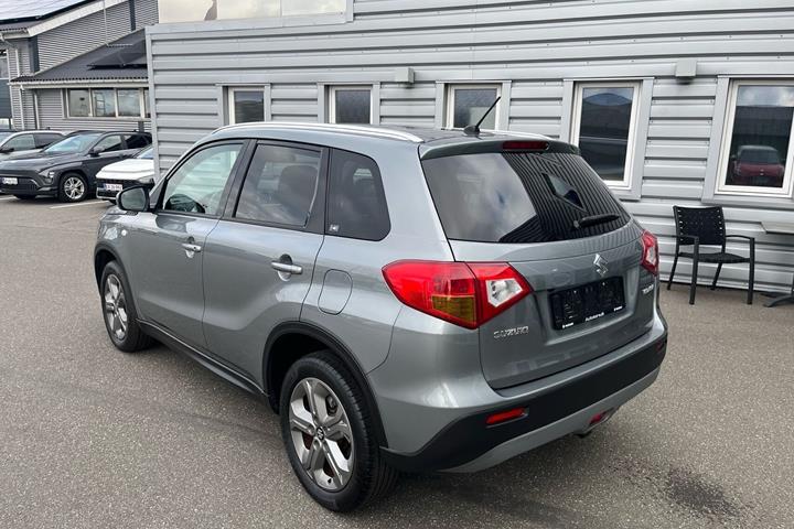 Grå Suzuki Vitara fra 2016
