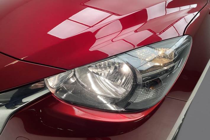 Rød Mazda 2 fra 2019