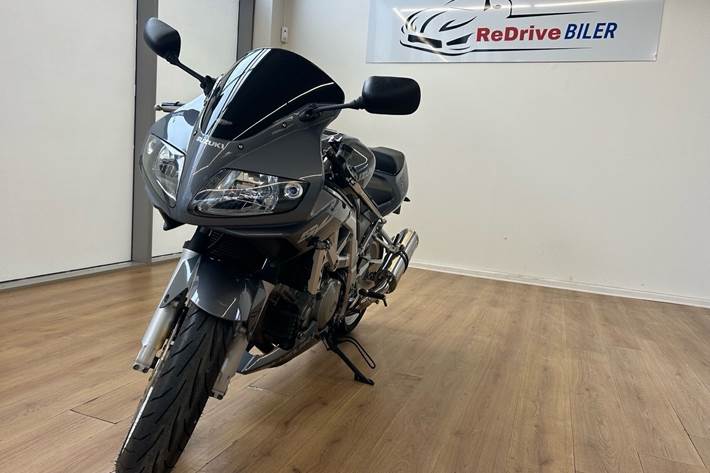 Grå Suzuki SV1000 fra 2005 set udefra