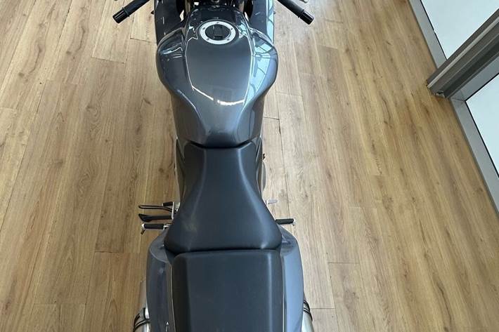 Grå Suzuki SV1000 fra 2005 set udefra