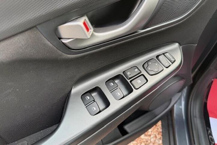 Grå Hyundai Kona fra 2018