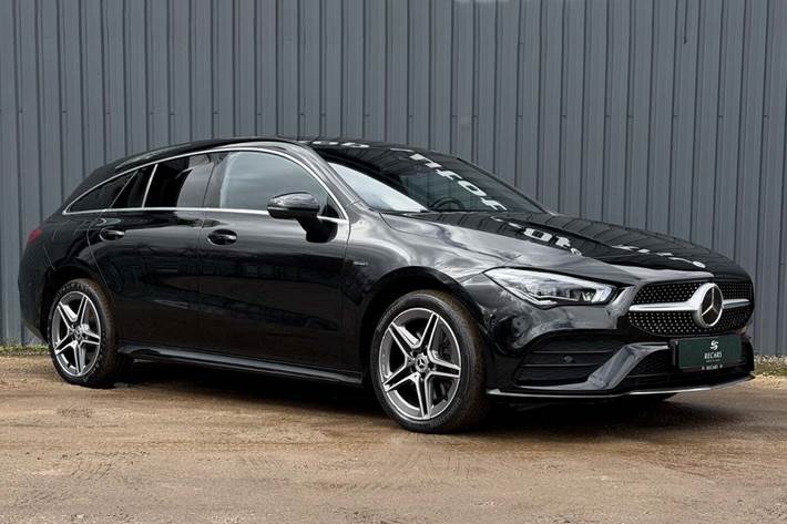 Sort Mercedes CLA250 e fra 2021 set udefra