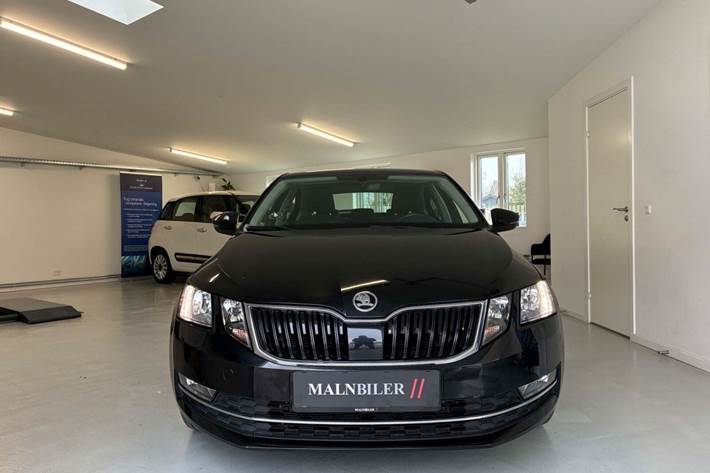 Sort Skoda Octavia fra 2018
