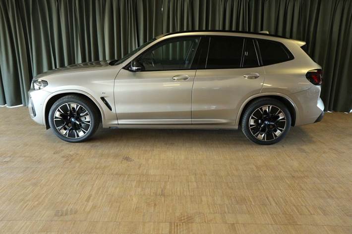Orange BMW iX3 fra 2023