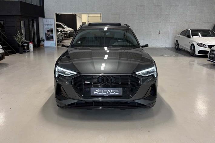 Grå Audi e-tron fra 2023