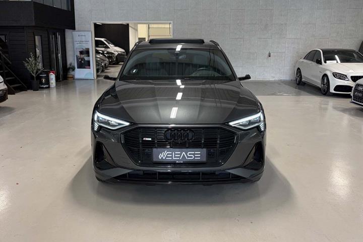 Grå Audi e-tron fra 2023